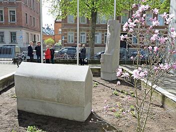 Dialog zwischen dem, was war, und dem, was wird: das Denkmal des Künstlers Micha Ullmann vor dem Haupteingang des FLG Foto: Ronald Rinklef