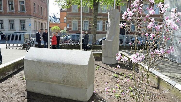 Dialog zwischen dem, was war, und dem, was wird: das Denkmal des Künstlers Micha Ullmann vor dem Haupteingang des FLG Foto: Ronald Rinklef