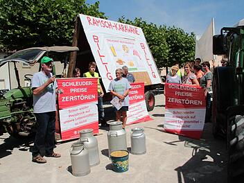 Mit Plakaten und einer Ramsch-Karawane machten die Bauern auf ihre prekäre Ertragssituation aufmerksam. Foto: Josef Hofbauer