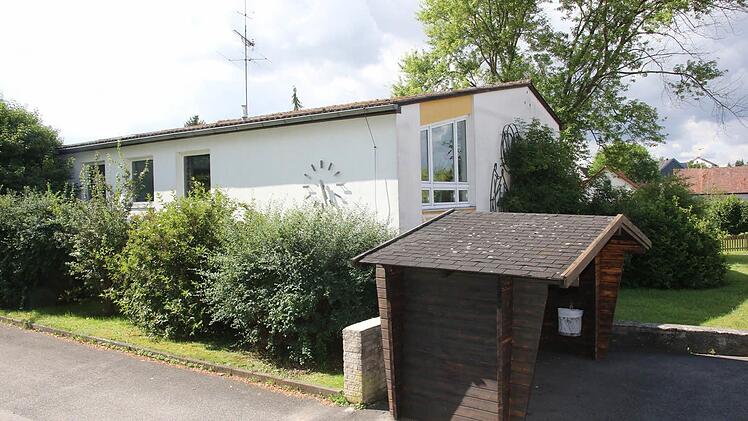 Hintergrund der ganzen Diskussion in Neundorf beziehungsweise Weitramsdorf ist die Zukunft dieses Gebäudes, der Alten Schule . Foto: CT-Archiv