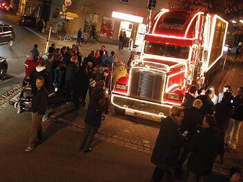 Der Coca-Cola-Weihnachtstruck entwickelte sich innerhalb weniger Minuten zu einem Besuchermagnet in Kirchehrenbach.  Fotos: Maximilian Glas