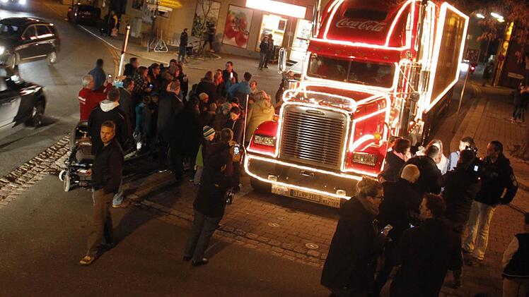 Der Coca-Cola-Weihnachtstruck entwickelte sich innerhalb weniger Minuten zu einem Besuchermagnet in Kirchehrenbach.  Fotos: Maximilian Glas