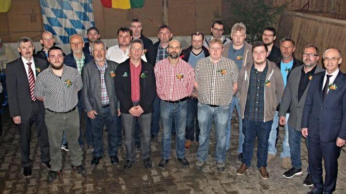Siebener haben im Landkreis, wie deutlich wurde, einen hohen Stellenwert. Deshalb freute sich Landrat Wilhelm Schneider (rechts), 18 Männer vereidigen zu können, die künftig in ihren Gemeinden das Amt des Feldgeschworenen ausüben werden.