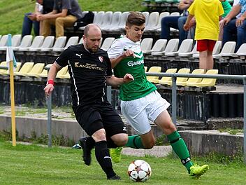 :Der FC Kronach mit Kevin Uwira (links) hat auch sein zweites Saisonspiel beim FC Stockheim (rechts Leon Bienlein) verloren. Am Sonntag soll der erste Sieg gelingen. Foto: Lisa Hümmer