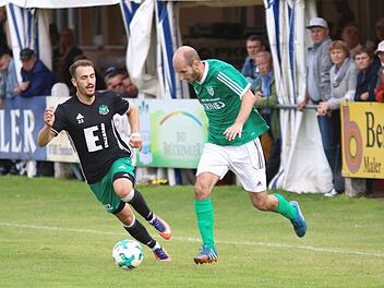 Der Sander Florian Gundelsheimer (rechts) zieht an seinem Ammerthaler Gegenspieler Tom Abadijew vorbei.