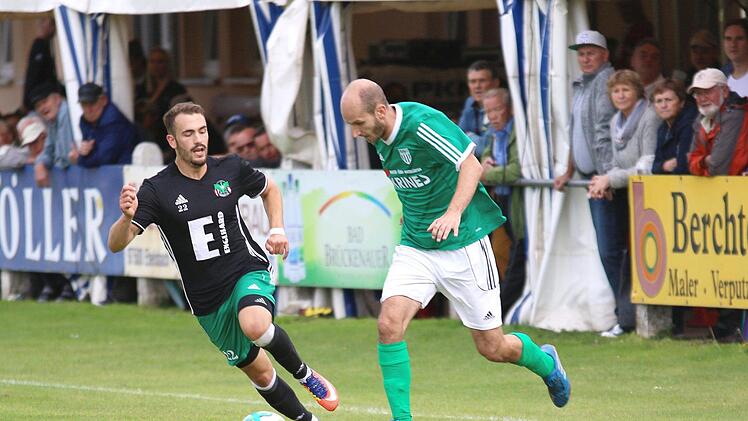 Der Sander Florian Gundelsheimer (rechts) zieht an seinem Ammerthaler Gegenspieler Tom Abadijew vorbei.