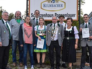Beim Oktoberfest in Poppenlauer wurden die neuen Könige proklamiert: (von links) Leo Schmitt, Uwe Dombrowski, Sarah Heymann, Kurt Weber (Sportleiter), Anna-Lena Streit, Lothar Düring, Udo Merz, Dagmar Jung und Simon Lauerbach.Björn Hein