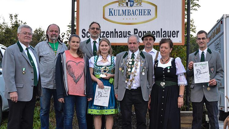 Beim Oktoberfest in Poppenlauer wurden die neuen Könige proklamiert: (von links) Leo Schmitt, Uwe Dombrowski, Sarah Heymann, Kurt Weber (Sportleiter), Anna-Lena Streit, Lothar Düring, Udo Merz, Dagmar Jung und Simon Lauerbach.Björn Hein