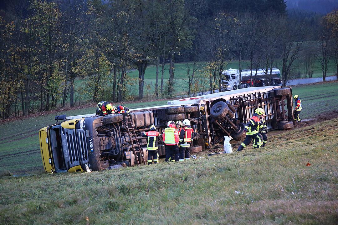Lkw in Oberfranken kippt um - Fahrer eingeklemmt