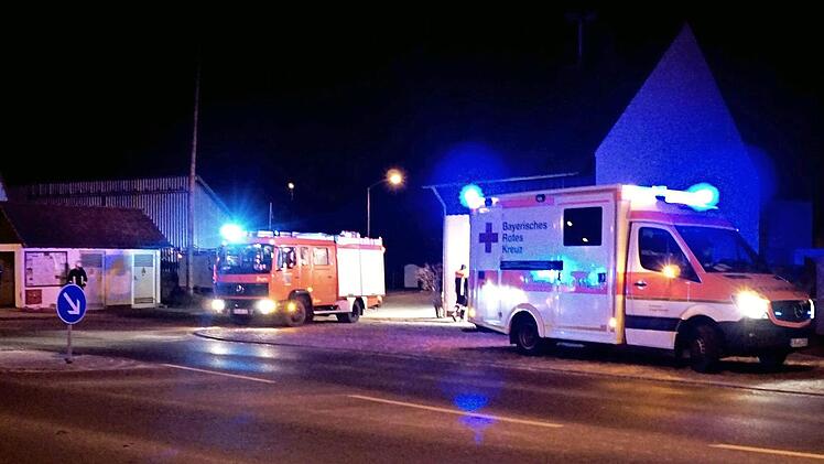 FFW und Krankenwagen konnten wieder zurückkehren, nachdem sich der vermeintliche Brand als Funkenflug herausgestellt hatte. Foto: R. Sänger