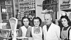 Kupsch-Geschäftsführer Adam Giegerich und seine Verkäuferinnen  Foto: Archiv Kirchner