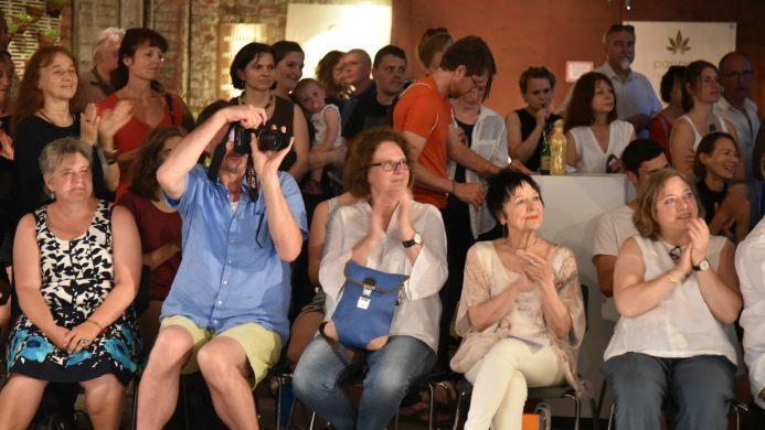 Wie bei der Modewoche: Begeistertes Publikum. Foto: Gabi Arnold