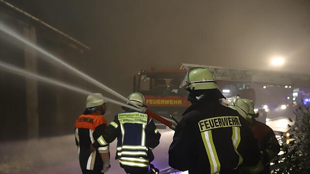 Am Freitagmorgen (6. September 2019) hat es in einem Autohaus in Hilpoltstein gebrannt. Symbolfoto: NEWS5 / Fechner