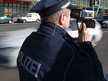 Burgfarrnbach: Senior behindert massiv Geschwindigkeitsmessung - er legt sich mitten auf die Stra&szlig;e und schreit