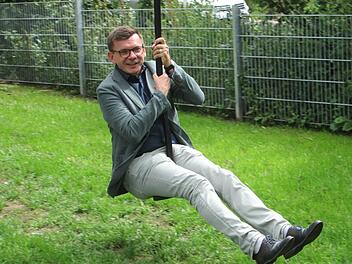 Armin Warmuth (CSU) testete anlässlich der Spielplatz-Eröffnung einige Spielgeräte. Foto: Winfried Ehling