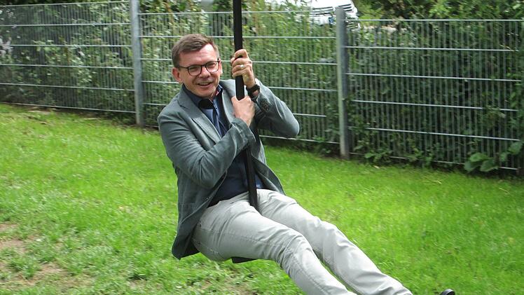 Armin Warmuth (CSU) testete anlässlich der Spielplatz-Eröffnung einige Spielgeräte. Foto: Winfried Ehling