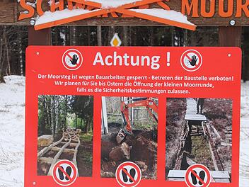 Schon vor dem Eingang zum Moor wird auf die Sperrung hingewiesen.  Foto: Thomas Pfeuffer