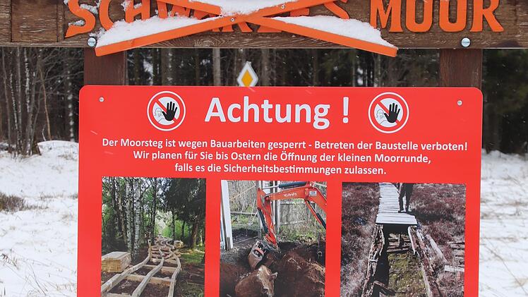 Schon vor dem Eingang zum Moor wird auf die Sperrung hingewiesen.  Foto: Thomas Pfeuffer