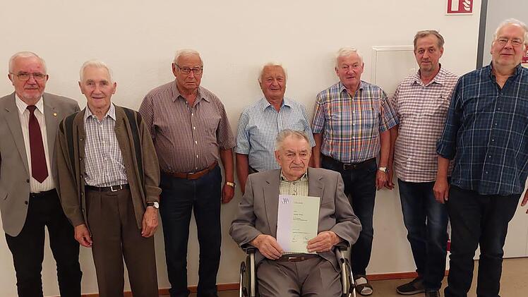 Landesvorstandsmitglied Georg Grembler (von links) ehrte: Erwin Schüler (40 Jahre), Gerhard Kirchner (40 Jahre), Hans Germann (50 Jahre), Gustav Braun (50 Jahre), Siegfried Geier (50 Jahre), und Lothar Seufert (25 Jahre). Vorsitzender Werner Wenze...