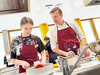 Nürnberg: Oberbürgermeister Marcus König kocht mit Schülern - "wichtiger Bestandteil"