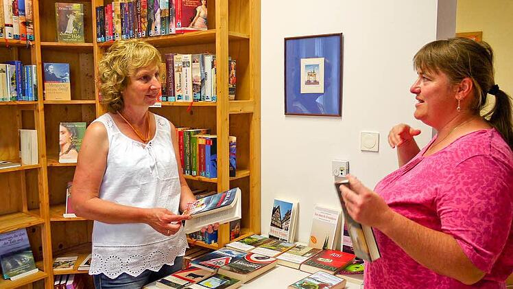 Büchereileiterin Erika Maier (links) berät Karla Kaumeier bei der Lektüreauswahl.   Foto: Pauline Lindner