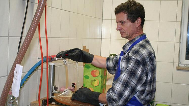 Albrecht Heimbach beim Abfüllen an der Pasteurisieranlage