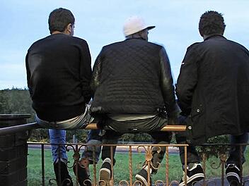 Noch ist offen, wann und wo der Markt Burkardroth Flüchtlinge bei sich in der Gemeinde begrüßen kann. Unser Archivbild zeigt drei junge Männer in der Gemeinschaftsunterkunft Volkers.  Foto: Archiv/Ulrike Müller