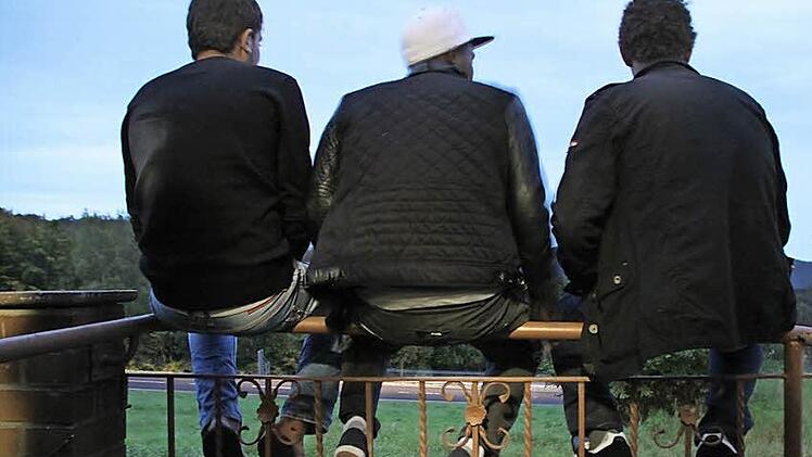 Noch ist offen, wann und wo der Markt Burkardroth Flüchtlinge bei sich in der Gemeinde begrüßen kann. Unser Archivbild zeigt drei junge Männer in der Gemeinschaftsunterkunft Volkers.  Foto: Archiv/Ulrike Müller