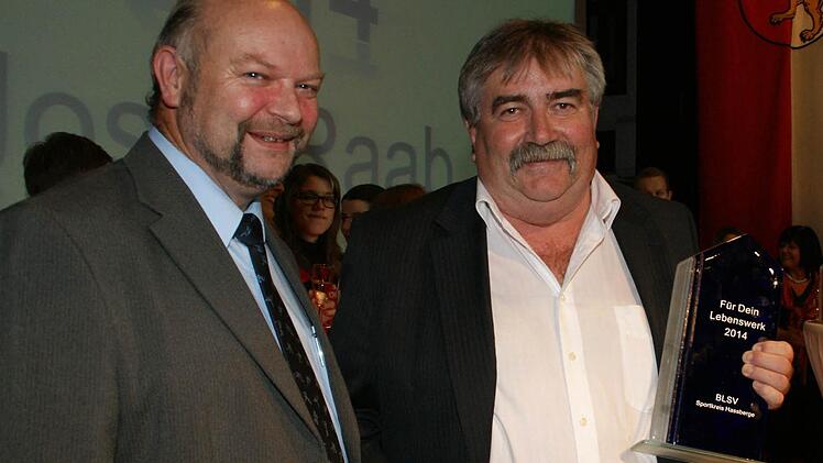 Wer an die Schiedsrichtergruppe Haßberge denkt, denkt an Josef Raab. Seit 25 Jahren ist er der Obmann. Weil er sich um den Fußball und die Nachwuchsförderung im Kreis außerordentlich verdient gemacht hat, wurde er bei der BLSV-Sportgala vom Kreisvorsitzenden Andreas Schröck (links) für sein Lebenswerk ausgezeichnet.