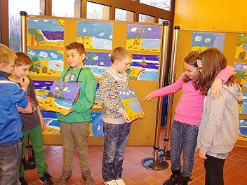 Fünftklässler der Pestalozzi-Schule und der Mittelschule Kronach malten im Atelier von Martin Ludwig gemeinsam schöne Bilder. Auch (von links) Jonas, Sebastian, Max, Sascha, Charlotte und Laura gehörten zu den jungen "Künstlern".  Foto: Heike Schülein