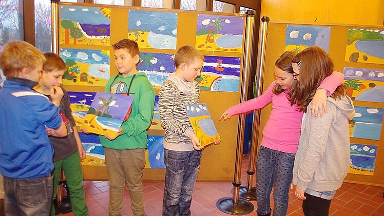 Fünftklässler der Pestalozzi-Schule und der Mittelschule Kronach malten im Atelier von Martin Ludwig gemeinsam schöne Bilder. Auch (von links) Jonas, Sebastian, Max, Sascha, Charlotte und Laura gehörten zu den jungen "Künstlern".  Foto: Heike Schülein