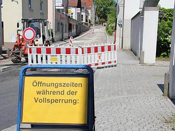 Die Durchfahrtsstraße in Trabelsdorf ist derzeit komplett gesperrt - das macht den Gewerbetreibenden zu schaffen. Foto: S. Martin