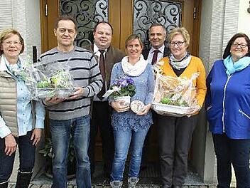 Ehrungen prägten die Jahreshauptversammlung des Gartenbauvereines Gösmes-Walberngrün. Unser Bild zeigt (von links) 2. Vorsitzende Ingrid Werner, Manfred Schübel, Bürgermeister Werner Burger, Vorsitzende Bianca Göbel, Kreisvorsitzenden Günter Reif, Margit Peetz und 3. Bürgermeisterin Kitty Weiß. Foto: Klaus-Peter Wulf