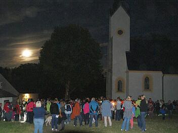 Dieses Foto auf dem Staffelberg, aufgenommen kurz vor dem Entz&uuml;nden der Kerzen f&uuml;r die kurze Andacht, verdeutlicht die Beliebtheit der Mondscheinwanderung. Foto: Mario Deller