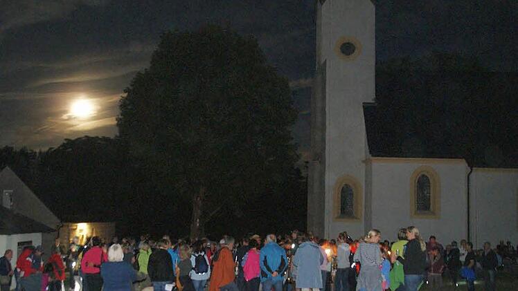 Dieses Foto auf dem Staffelberg, aufgenommen kurz vor dem Entz&uuml;nden der Kerzen f&uuml;r die kurze Andacht, verdeutlicht die Beliebtheit der Mondscheinwanderung. Foto: Mario Deller