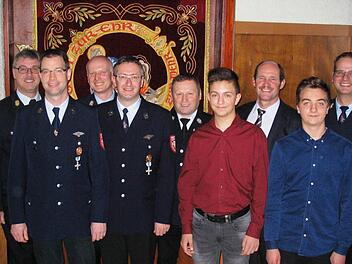 Ehrungen und Neuaufnahmen standen bei der Freiwilligen Feuerwehr Unterleichterbach an (von links): Kreisbrandinspektor Marco Brust, Marco Heil, Kommandant Roland Zehner, Oliver Schaub, Kreisbrandmeister Volker Hägerich, Daniel Schaub, Bürgermeister Dieter Muth, Philipp Brust und Vorsitzender Christian Seubert. Foto: Wolfgang Saam