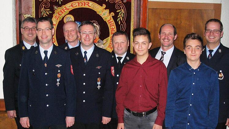 Ehrungen und Neuaufnahmen standen bei der Freiwilligen Feuerwehr Unterleichterbach an (von links): Kreisbrandinspektor Marco Brust, Marco Heil, Kommandant Roland Zehner, Oliver Schaub, Kreisbrandmeister Volker Hägerich, Daniel Schaub, Bürgermeister Dieter Muth, Philipp Brust und Vorsitzender Christian Seubert. Foto: Wolfgang Saam