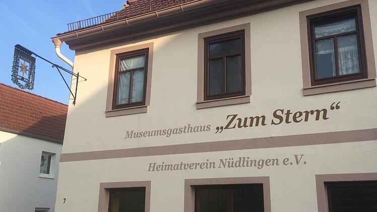 Ende dieser Woche wurde die Beschriftung am ehemaligen Gasthaus "Stern" in Nüdlingen aufgemalt. Frisch gestrichen und beschriftet erstrahlt das zentrale Gebäude jetzt in neuem Glanz.  Foto: Kerstin Väth