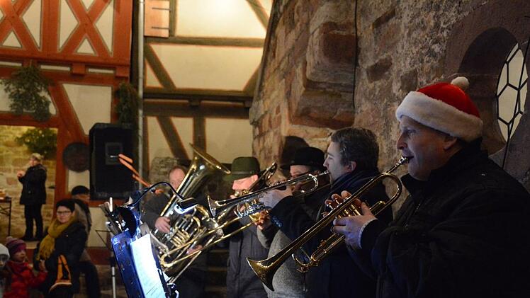 Die Diebacher Turmbläser sorgen für weihnachtliche Stimmung.  Foto: Elisabeth Assmann