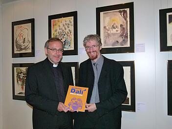 Domkapitular Norbert Jung (links) und Museumsleiter Holger Kempkens präsentieren die Dalí-Werke.  Fotos: Marion Krüger-Hundrup