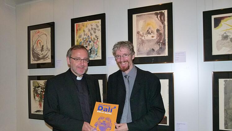 Domkapitular Norbert Jung (links) und Museumsleiter Holger Kempkens präsentieren die Dalí-Werke.  Fotos: Marion Krüger-Hundrup