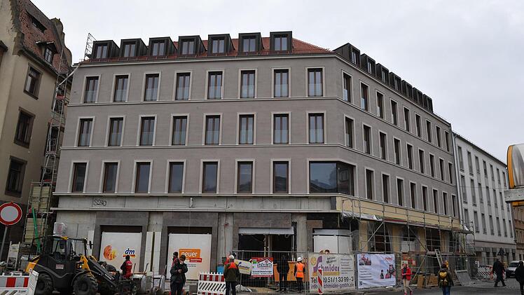 Blick von der Promenade am Zentralen Omnibusbahnhof auf das "Quartier an den Stadtmauern" in Bamberg: Am 23. November eröffnet hier ein dm-Drogeriemarkt. Foto: Ronald Rinklef