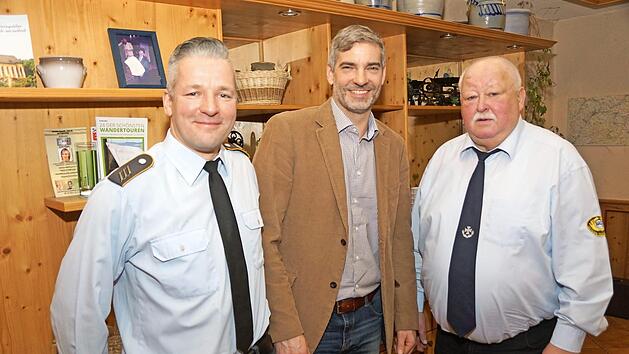 Das Foto zeigt (von links) den stellvertretenden Vorsitzenden und Reservistenbetreuer Dirk H&auml;rtel, Neumitglied Stadtrat Stefan Dinkel und den Vorsitzenden Heinrich Bechmann. Foto: Peter Vietze