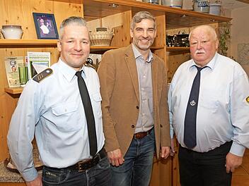 Das Foto zeigt (von links) den stellvertretenden Vorsitzenden und Reservistenbetreuer Dirk Härtel, Neumitglied Stadtrat Stefan Dinkel und den Vorsitzenden Heinrich Bechmann. Foto: Peter Vietze