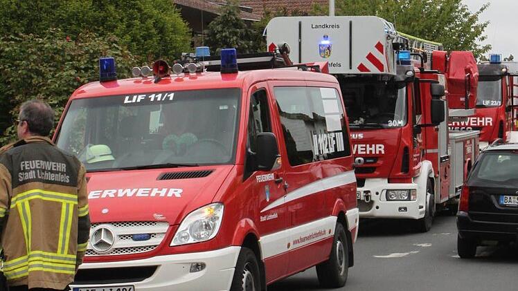 In der St.-Georg-Straße parkten viele Feuerwehrfahrzeuge samt Drehleiter.