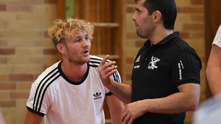 Cheftrainer Venelin Venkov (rechts) spricht mit seinem Neuzugang Bastian Hoffmann. Foto: Gunther Czepera