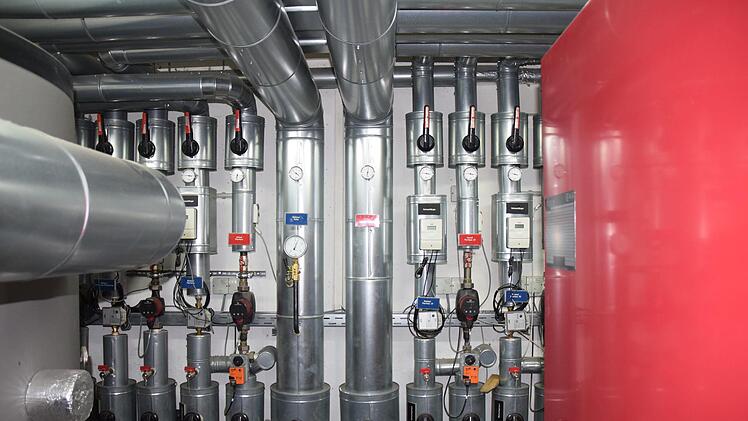 Bei einem Nahwärmenetz wird über gut gedämmte Rohre das heiße Wasser in die angeschlossenen Gebäude geleitet. Foto: infranken.de