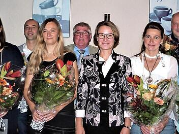 Jubilar-Ehrungen bei der Wilhelm Kneitz AG: (von links) Thomas Hörath, Rosemarie Kneitz, Aufsichtsrat Ralf-Herbert Kneitz, Christina Degen, Andrè Mertel, Sandra Prechtel, Helmut Hübner, Vorstand Sibylla Naumann, Renate Zapf, Thomas Specht, Karin Böhner, Betriebsleiter Matthias Groß, Personalratsvorsitzender Stefan Werner und Matthias Naumann, Leiter der Geschäftsentwicklung.  Foto: Werner Reißaus