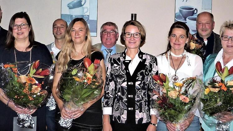 Jubilar-Ehrungen bei der Wilhelm Kneitz AG: (von links) Thomas Hörath, Rosemarie Kneitz, Aufsichtsrat Ralf-Herbert Kneitz, Christina Degen, Andrè Mertel, Sandra Prechtel, Helmut Hübner, Vorstand Sibylla Naumann, Renate Zapf, Thomas Specht, Karin Böhner, Betriebsleiter Matthias Groß, Personalratsvorsitzender Stefan Werner und Matthias Naumann, Leiter der Geschäftsentwicklung.  Foto: Werner Reißaus