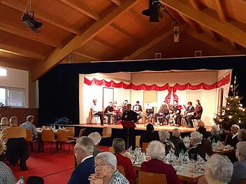 In gem&uuml;tlicher Runde kamen die Z&uuml;ntersbacher B&uuml;rger zur B&uuml;rgerfeier zusammen. Foto: Marion Erb